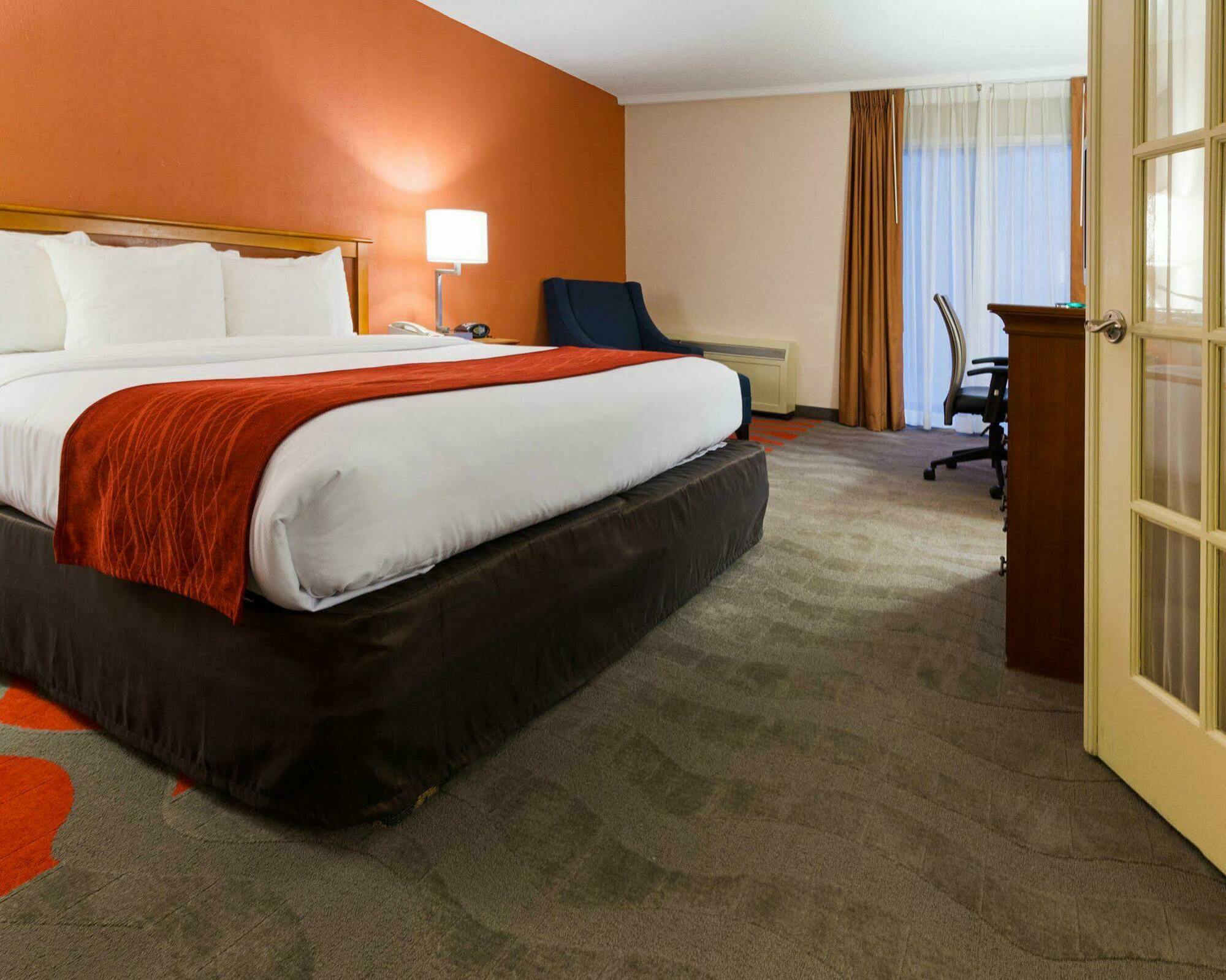 Comfort Inn & Suites Airport Syracuse Exterior photo